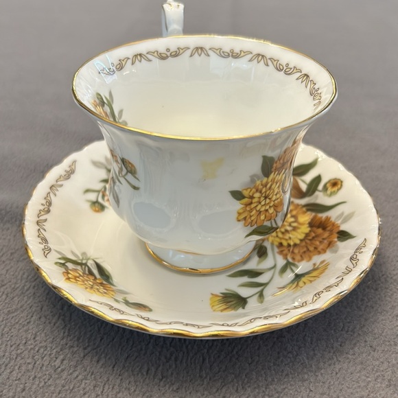 Vintage Bone China, Bouquet of the Month OCTOBER Tea Cup & Saucer - Picture 4 of 11